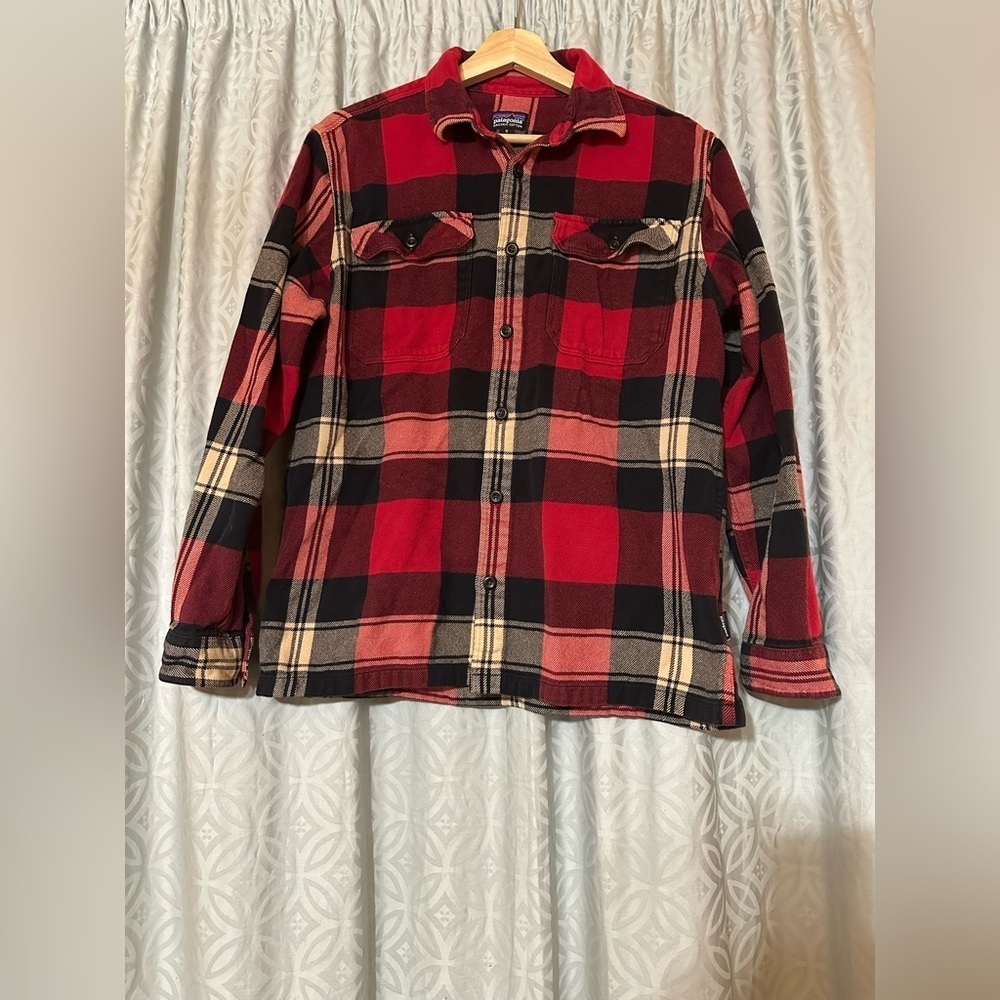 Patagonia Fjord Flannel Shirt Men’s M Organic Cotton Plaid Shacket Gorpcore Red